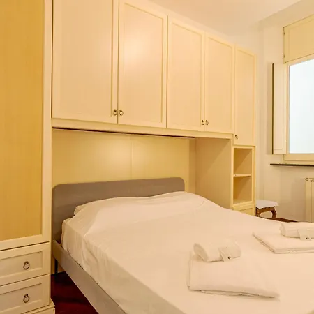 Guesthost - Porto Antico Apartment Genua